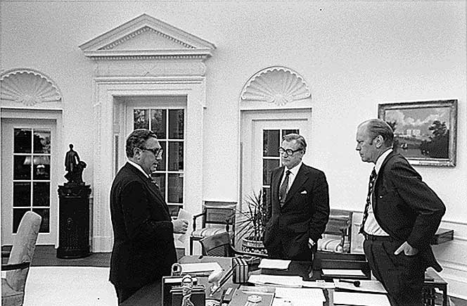 Henry Kissinger. Nelson Rockefeller y Gerarld Ford. Fin de la guerra de Vietnam. Fotógrafo White Hpuse