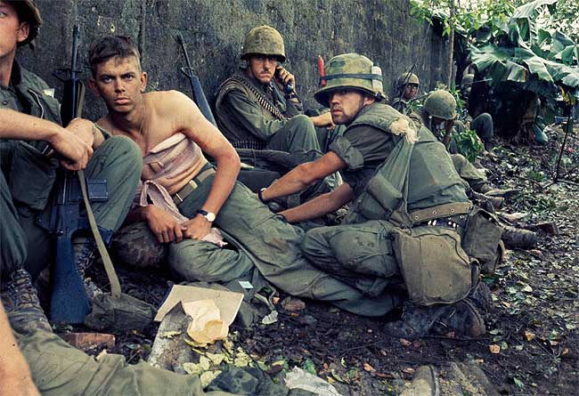 Fotografía de soldados em la ciudad de Hue, 2-6-1968. Archivo fotografía del Cuerpo de marines de EE.UU. 