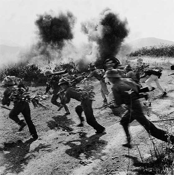  Soldados del ejército de Vietnam del Norte en lucha contra el intento de cortar la ruta Ho Chi Minh. Nguyen Dinh Uu 