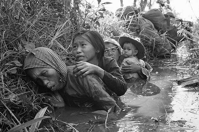 Bajo el fuego del Vietcong en Bao Trai. 1966. Horst Faas